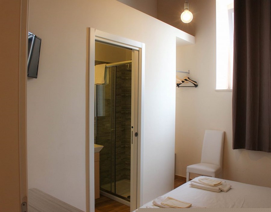 “Restate a casa”. Dove?